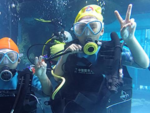 秀川的诗:月被玉兔吴刚踹进星辰大海
